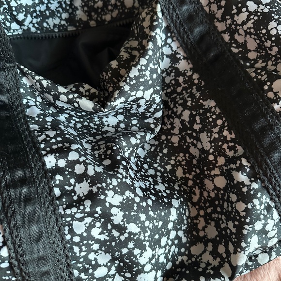 Lululemon duffle - Picture 6 of 8